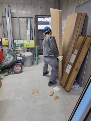 資材搬入の様子 関西 荷揚は ファルクサービス02