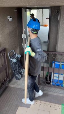 大東市の建築現場で扉まわりを通過する木材・ボード資材の搬入作業